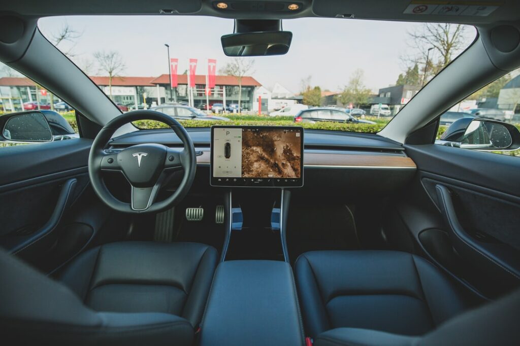 В Санкт-Петербурге «Ситимобил» начнет возить на Tesla
